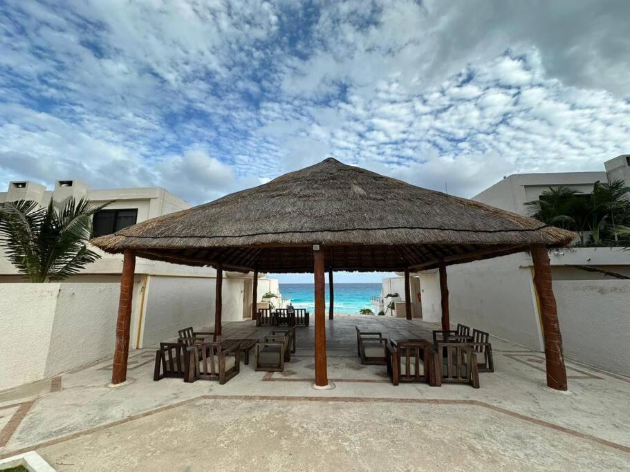 Amazing Beachfront Apartment Cancún Exteriör bild